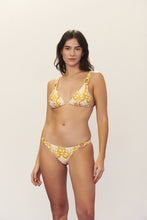 Load image into Gallery viewer, Model Front: Blueman Bottom Bottom Seiva-Doce-Amarela Ubatuba
