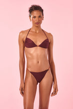 Load image into Gallery viewer, Model Front: Blueman Top Top Vinho Tahiti

