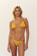 Load image into Gallery viewer, Model Front: Blueman Top Top Seiva-Doce-Amarela Candy-Textura
