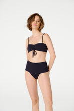 Load image into Gallery viewer, Model Front: Blueman Bottom Bottom Gaya Buzios Crispy Preto
