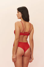 Load image into Gallery viewer, Model Back: Blueman Bottom Bottom Vermelho Canes
