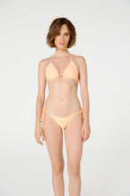 Load image into Gallery viewer, Model Front: Blueman Bottom Bottom Tahiti Liso Neon Laranja
