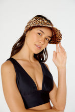 Load image into Gallery viewer, Model Front: Blueman Visor Viseira Fuji Pintada
