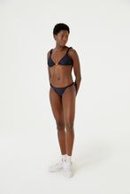Load image into Gallery viewer, Model Front: Blueman Top Top Zuma Liso Preto
