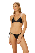 Load image into Gallery viewer, Model Front: Blueman Bottom Bottom Preto Artesanato
