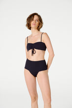 Load image into Gallery viewer, Model Front: Blueman Top Top Gaya Buzios Crispy Preto
