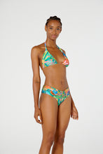 Load image into Gallery viewer, Model Front: Blueman Top Top Caribe Australia Selvagem

