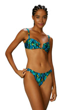 Load image into Gallery viewer, Model Front: Blueman Top Top Fauna Quenia
