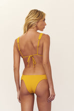 Load image into Gallery viewer, Model Back: Blueman Top Top Seiva-Doce-Amarela Rainbow
