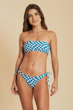 Load image into Gallery viewer, Model Front: Blueman Top Top Xadrez Gil
