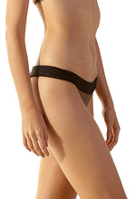Load image into Gallery viewer, Image 02: Blueman Bottom Bottom Matelasse Caramelo Preto
