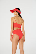 Load image into Gallery viewer, Model Back: Blueman Bottom Bottom Nix Crispy Vermelho
