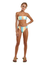 Load image into Gallery viewer, Model Front: Blueman Bottom Bottom Recifes Granita
