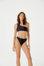 Load image into Gallery viewer, Model Front: Blueman Bottom Bottom Ubatuba Preto
