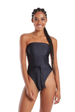 Load image into Gallery viewer, Model Front: Blueman One-Piece Maio Pipeline Preto

