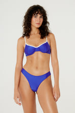 Load image into Gallery viewer, Model Front: Blueman Set Pepe Bias Arriba Azul

