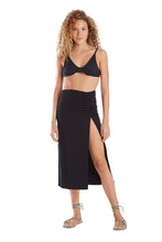 Load image into Gallery viewer, Model Front: Blueman Beach Skirt Saia Mid Franzida Preto
