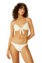 Load image into Gallery viewer, Model Front: Blueman Top Top Branco Bardot
