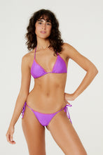 Load image into Gallery viewer, Model Front: Blueman Top Top Foam Dotted Roxo
