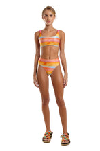 Load image into Gallery viewer, Model Front: Blueman Top Top Noruega Sunquine Mar Sunset
