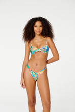 Load image into Gallery viewer, Model Front: Blueman Top Top Pepe Delta Selvagem
