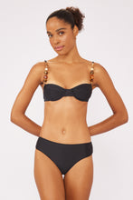 Load image into Gallery viewer, Model Front: Blueman Top Top Preto Chandon

