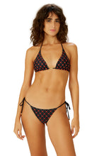Load image into Gallery viewer, Model Front: Blueman Top Top Preto Coracao-Especial
