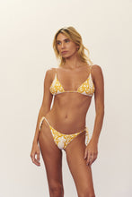 Load image into Gallery viewer, Model Front: Blueman Top Top Seiva-Doce-Amarela Inside-Double
