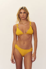 Load image into Gallery viewer, Model Front: Blueman Top Top Seiva-Doce-Amarela Rainbow
