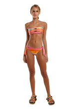 Load image into Gallery viewer, Model Front: Blueman Top Top Vazado Sunset
