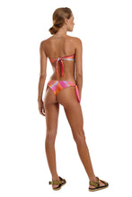 Load image into Gallery viewer, Model Back: Blueman Top Top Vazado Sunset
