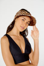 Load image into Gallery viewer, Model Front: Blueman Visor Viseira Fuji Pintada
