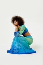 Load image into Gallery viewer, Vestido Longo Resort Degrade Sky Barrado

